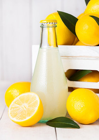 denismart (artist) - Glass bottle of organic fresh lemon juice with raw lemons in white wooden box Foto de stock - Royalty-Free Super Valor e Assinatura, Número: 400-09186341