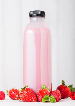 simsearch:6102-07157998,k - Plastic bottle with fresh summer berries smoothie on wooden background.Strwberry flavour. Stockbilder - Microstock & Abonnement, Bildnummer: 400-09186354