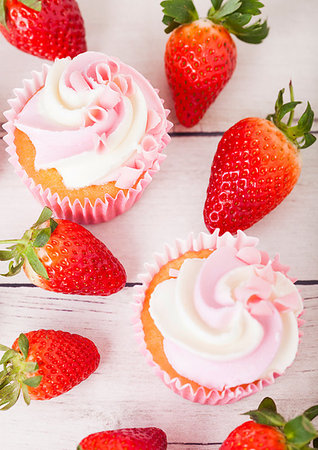 simsearch:400-08735386,k - Cupcake muffin with strawberry cream dessert on wooden background with fresh strawberries Foto de stock - Super Valor sin royalties y Suscripción, Código: 400-09186357