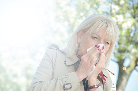 simsearch:6108-06167001,k - Senior woman blowing her nose outdoor Stock Photo - Budget Royalty-Free & Subscription, Code: 400-09224197