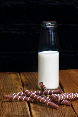 simsearch:400-06643567,k - Milk with a cookie in a glass bottle on a wooden background. Stockbilder - Microstock & Abonnement, Bildnummer: 400-09224348