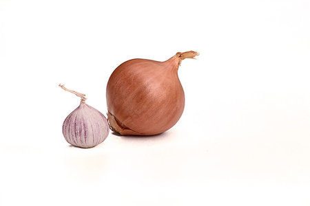 simsearch:400-05190028,k - Onion and garlic bulbs isolated on white background Foto de stock - Super Valor sin royalties y Suscripción, Código: 400-09224354