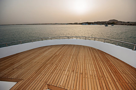 simsearch:400-04621473,k - View over the bow of a large luxury motor yacht on tropical open ocean at sunset Photographie de stock - Aubaine LD & Abonnement, Code: 400-09224434