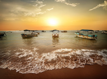 simsearch:400-06064328,k - Fishing boats in the osean at Sri Lanka at sunrise Stockbilder - Microstock & Abonnement, Bildnummer: 400-09224458