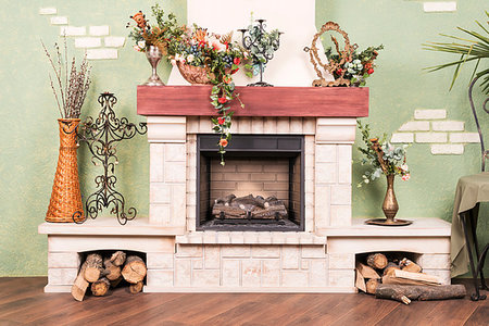 empty old living room - Decorative beautiful fireplace, without fire, with flowers and candlestick Foto de stock - Super Valor sin royalties y Suscripción, Código: 400-09224491