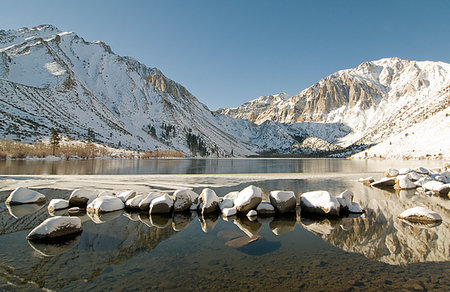 Convict Lake in winter near Mammoth Lakes, CA. Foto de stock - Super Valor sin royalties y Suscripción, Código: 400-09224614