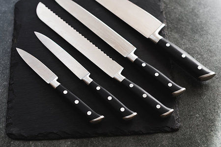 A good set of kitchen knives for slicing. Kitchen utensils for cooks Foto de stock - Super Valor sin royalties y Suscripción, Código: 400-09224819