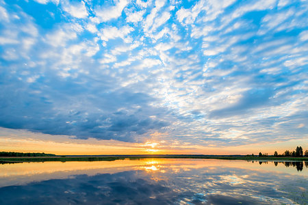 simsearch:400-09136289,k - beautiful clouds over a picturesque lake, orange sun at dawn Photographie de stock - Aubaine LD & Abonnement, Code: 400-09224933