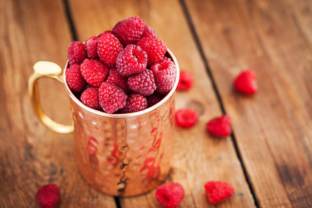 simsearch:400-08672192,k - Fresh ripe raspberries in a copper mug Photographie de stock - Aubaine LD & Abonnement, Code: 400-09224999