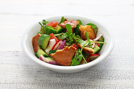 fattoush salad with sumac and pita bread, Lebanese cuisine Photographie de stock - Aubaine LD & Abonnement, Code: 400-09225045