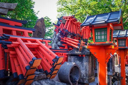 simsearch:400-04794378,k - Gifts at Fushimi Inari Taisha torii shrine, Kyoto, Japan Photographie de stock - Aubaine LD & Abonnement, Code: 400-09225146