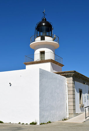 simsearch:851-02963102,k - Coast Lighthouse Stock Photo - Budget Royalty-Free & Subscription, Code: 400-09225321