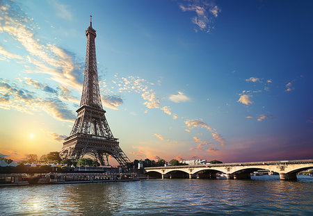 simsearch:400-09116178,k - Eiffel Tower and bridge Iena on the river Seine in Paris, France. Foto de stock - Royalty-Free Super Valor e Assinatura, Número: 400-09225368
