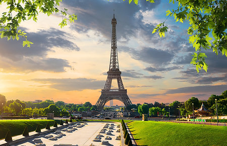 simsearch:400-09116178,k - Paris with Eiffel Tower in evening time Foto de stock - Royalty-Free Super Valor e Assinatura, Número: 400-09225379