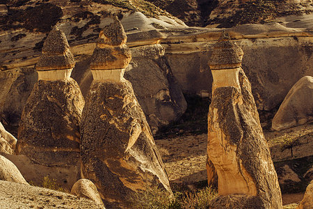simsearch:400-08318440,k - Cylindrical stone cliffs and cave houses near Goreme, Turkey Foto de stock - Super Valor sin royalties y Suscripción, Código: 400-09225419
