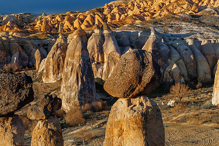 simsearch:400-08318440,k - Cylindrical stone cliffs and cave houses near Goreme, Turkey Foto de stock - Super Valor sin royalties y Suscripción, Código: 400-09225424