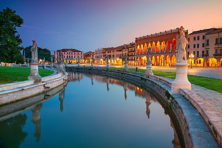 simsearch:400-08794882,k - Cityscape image of Padova, Italy with Prato della Valle square during sunset. Photographie de stock - Aubaine LD & Abonnement, Code: 400-09225478