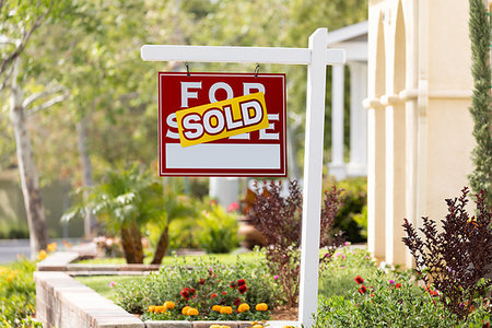 simsearch:400-07978161,k - Sold Home For Sale Real Estate Sign in Front of New House. Stockbilder - Microstock & Abonnement, Bildnummer: 400-09225490