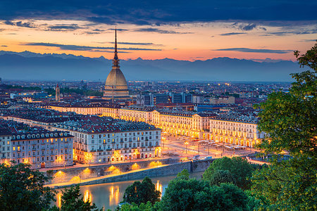 simsearch:400-08694452,k - Aerial cityscape image of Turin, Italy during sunset. Foto de stock - Super Valor sin royalties y Suscripción, Código: 400-09225726