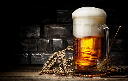 simsearch:400-08336450,k - Beer in mug and wheet on wooden table and black background Stock Photo - Budget Royalty-Free & Subscription, Code: 400-09225741