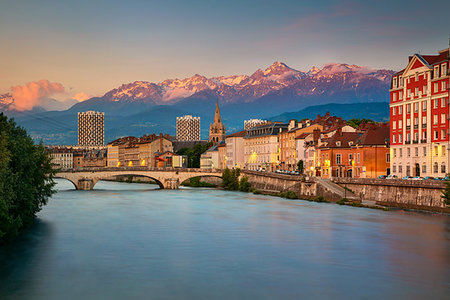 simsearch:400-07729303,k - Cityscape image of Grenoble, France during sunset. Stockbilder - Microstock & Abonnement, Bildnummer: 400-09225831