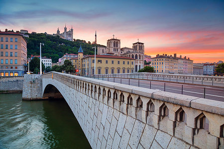 river saone - Cityscape image of Lyon, France during sunset. Foto de stock - Super Valor sin royalties y Suscripción, Código: 400-09225956