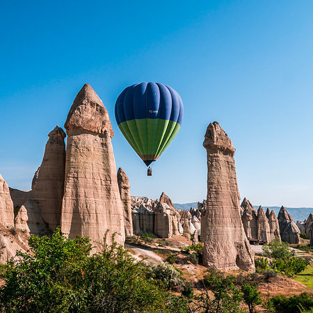 simsearch:400-06178493,k - Lonely Hot Air Balloon above the Love Valley in Cappadocia, Turkey Photographie de stock - Aubaine LD & Abonnement, Code: 400-09225986