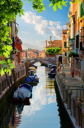 simsearch:400-07667007,k - Boats in narrow venetian water canal, Italy Photographie de stock - Aubaine LD & Abonnement, Code: 400-09226140