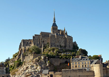 Mont Saint Michel, a tiny town sitting on a rock formation of France’s northern coastline Foto de stock - Super Valor sin royalties y Suscripción, Código: 400-09226154