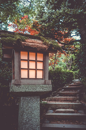 Lamp in Jojakko-ji Shrine temple, Arashiyama bamboo forest, Kyoto, Japan Foto de stock - Super Valor sin royalties y Suscripción, Código: 400-09226233