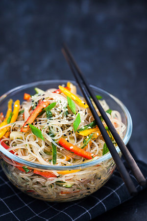 simsearch:400-05297094,k - Delicious asian rice glass noodles with vegetables Fotografie stock - Microstock e Abbonamento, Codice: 400-09226334