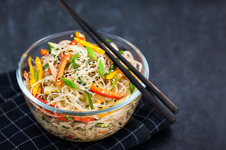 simsearch:400-05297094,k - Delicious asian rice glass noodles with vegetables Fotografie stock - Microstock e Abbonamento, Codice: 400-09226335
