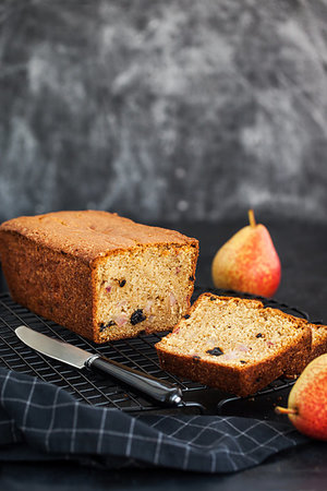 simsearch:400-07513413,k - Fresh homemade delicious loaf cake with pears and prunes Foto de stock - Super Valor sin royalties y Suscripción, Código: 400-09226332