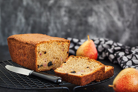 simsearch:400-07513413,k - Fresh homemade delicious loaf cake with pears and prunes Foto de stock - Super Valor sin royalties y Suscripción, Código: 400-09226333