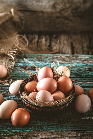 simsearch:400-05383364,k - Organic eggs on wood. Fresh eggs. Healhy food Photographie de stock - Aubaine LD & Abonnement, Code: 400-09220847