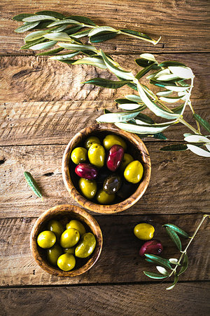 simsearch:400-05666507,k - olives on olive branch. Wooden table with olives in bowl Stock Photo - Budget Royalty-Free & Subscription, Code: 400-09220862