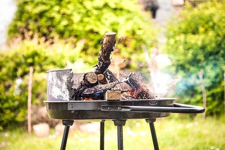 simsearch:400-08250243,k - Barbecue in garden. Fire for BBQ grill Fotografie stock - Microstock e Abbonamento, Codice: 400-09220907