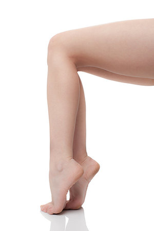 simsearch:400-08131957,k - Naked female legs, profile view, on white background Stockbilder - Microstock & Abonnement, Bildnummer: 400-09221022