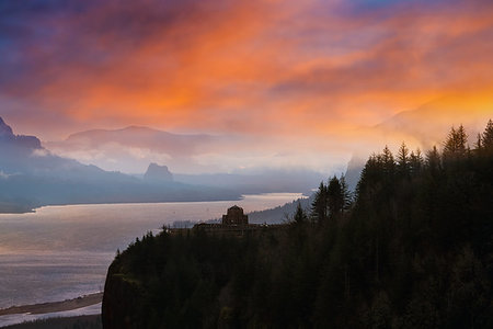 simsearch:400-09221852,k - Vista House on Crown Point along Columbia River Gorge during sunrise Stock Photo - Budget Royalty-Free & Subscription, Code: 400-09221131