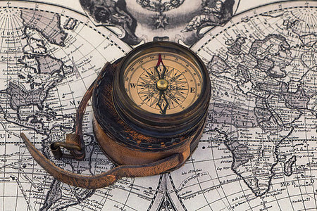 simsearch:400-04908052,k - Ancient compass on the world map. Foto de stock - Super Valor sin royalties y Suscripción, Código: 400-09221274