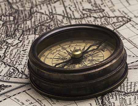 simsearch:400-04908052,k - Ancient compass on the world map. Stockbilder - Microstock & Abonnement, Bildnummer: 400-09221276