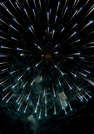 dynamite fuse - Single firework against night sky Photographie de stock - Aubaine LD & Abonnement, Code: 400-09221351