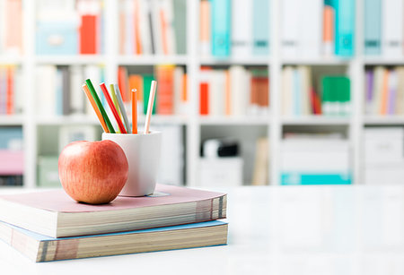 simsearch:700-00177419,k - Student's desk with books, colored pencils and a snack, back to school and creativity concept Stockbilder - Microstock & Abonnement, Bildnummer: 400-09221527