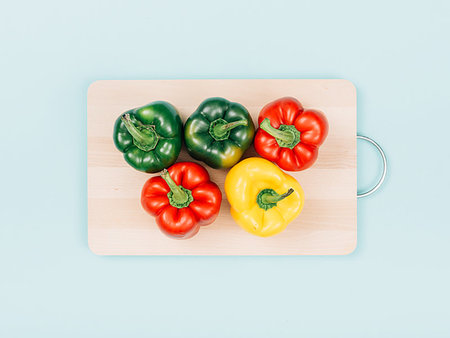 simsearch:400-04044645,k - Fresh bell peppers on a wooden chopping board: healthy eating and food preparation Photographie de stock - Aubaine LD & Abonnement, Code: 400-09221613