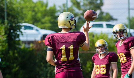 simsearch:400-04044185,k - Pass of the ball at American Football game on field Stock Photo - Budget Royalty-Free & Subscription, Code: 400-09221804