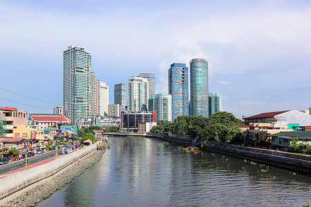 MANILA - JUNE 12: The pasig river in makati passing  by high rise condo buildings of Rockwell distrcit on June 12 2014  in Manila. The 25 kilometre Pasig River connects Laguna de Bay to Manila Bay. Photographie de stock - Aubaine LD & Abonnement, Code: 400-09222131