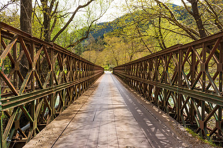 simsearch:400-05883568,k - A metallic bridge across a mountain river at Evrytania, Greece Photographie de stock - Aubaine LD & Abonnement, Code: 400-09222286