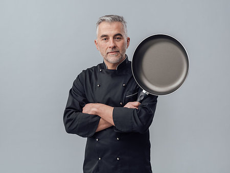 simsearch:400-09222970,k - Confident smiling successful chef posing with arms crossed, he is holding a pan Stock Photo - Budget Royalty-Free & Subscription, Code: 400-09222967
