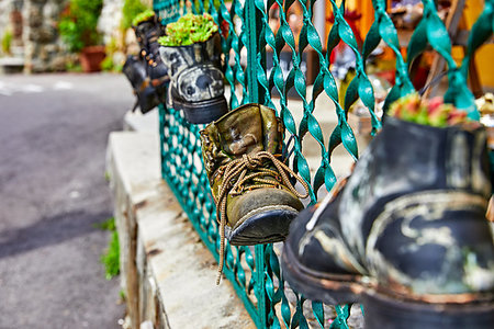Old battered boots with lace rope used as decorations for shabby metal fence. Foto de stock - Super Valor sin royalties y Suscripción, Código: 400-09223018