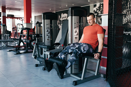 simsearch:400-06914161,k - Fit man training legs on leg press machine in the gym. Sport activities Photographie de stock - Aubaine LD & Abonnement, Code: 400-09223215